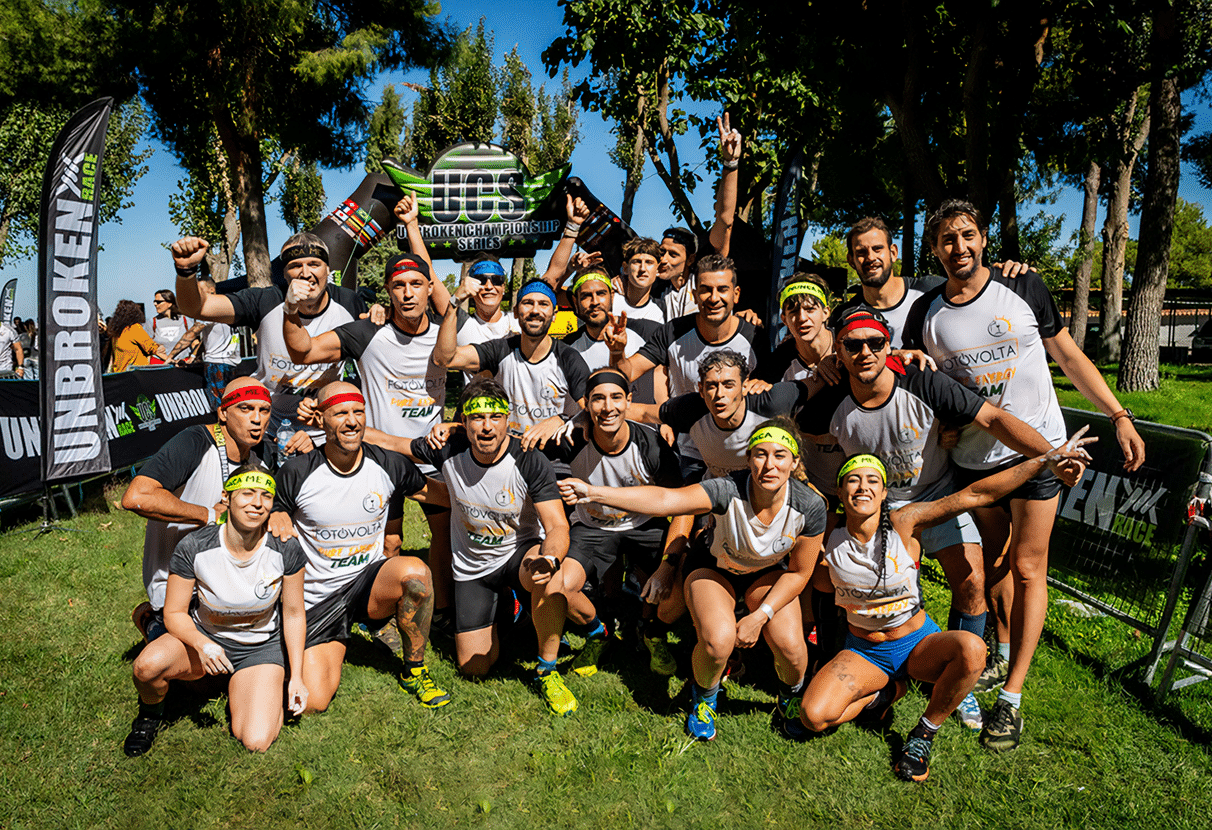 Participantes carrera obstáculos emocionados